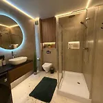 Апартаменты Two Bedroom Luxurious Spacios *